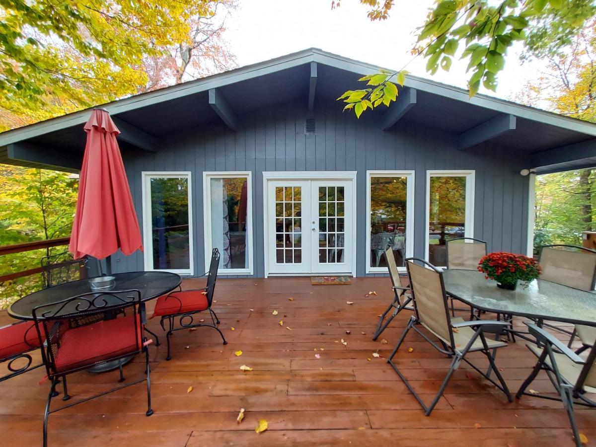 Chic Retreat: Lakeside Haven with Hot Tub & Game Room Tobyhanna Exterior photo